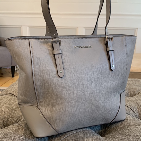 Michael Kors Bag Aria Pebbled Tote - Picture 3 of 17